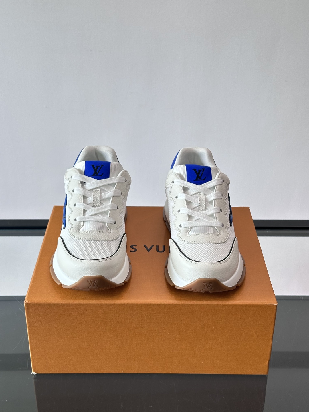 👟LV 男士休闲运动鞋，经典Monogram老花帆布➕牛皮拼接，细节超有质感！鞋侧LV刺绣标志，品牌辨识