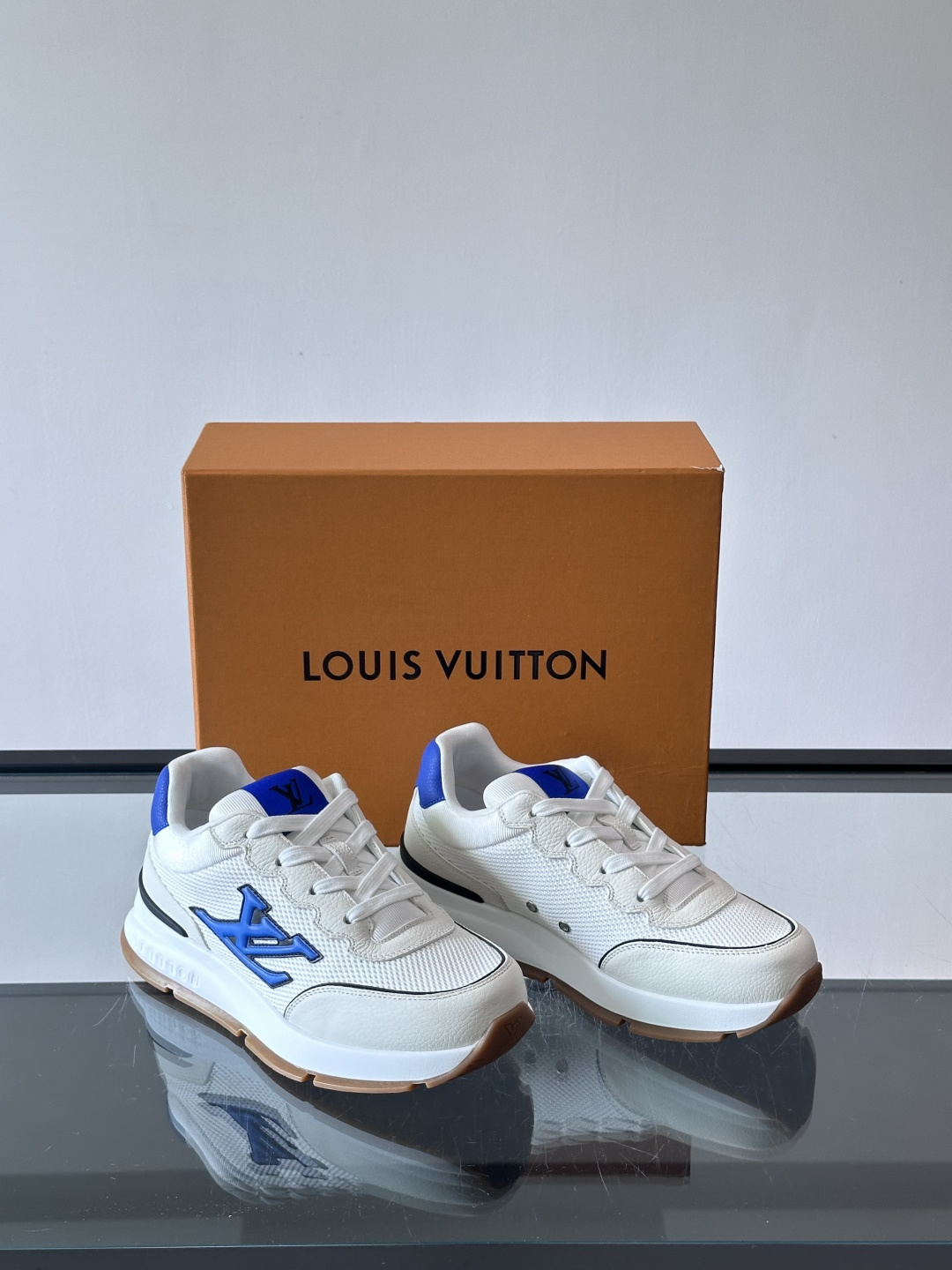 👟LV 男士休闲运动鞋，经典Monogram老花帆布➕牛皮拼接，细节超有质感！鞋侧LV刺绣标志，品牌辨识
