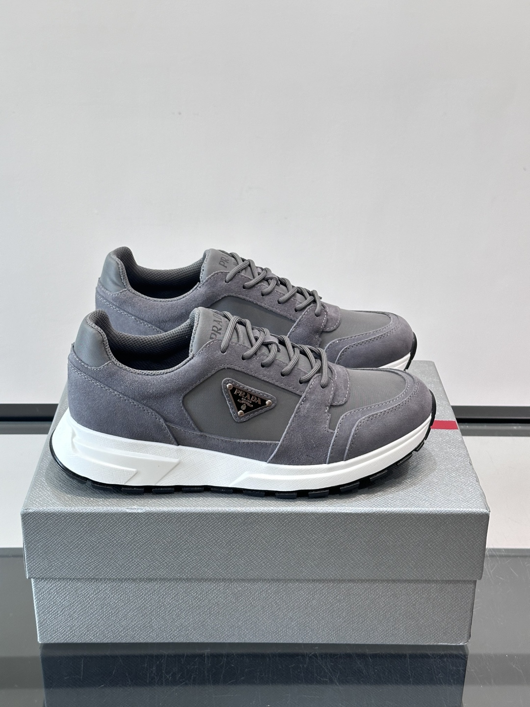 NO:852376,Prada's color-blocked sneakers are made of leather + suede stitching, with a full texture and layered texture. The triangular metal logo on the side is very recognizable, and the thick-soled rubber design has excellent grip and comfort. It is OK for daily wear or light exercise!  Simple and detailed, fashionable and practical, easy to control various styles~, size38-45 (46 customized), prada, sneakers, chamois leather19860909Prada这款拼色运动鞋,采用皮革+麂皮拼接,质感层次感满满.侧面三角金属Logo超有辨识度,厚底橡胶设计,抓地力和舒适度都在线,日常穿搭或轻运动都OK！简约又有细节,时尚实用,轻松驾驭各种风格～ ,size38-45（46定制）,,prada,sneakers,chamois leather,Men's shoes