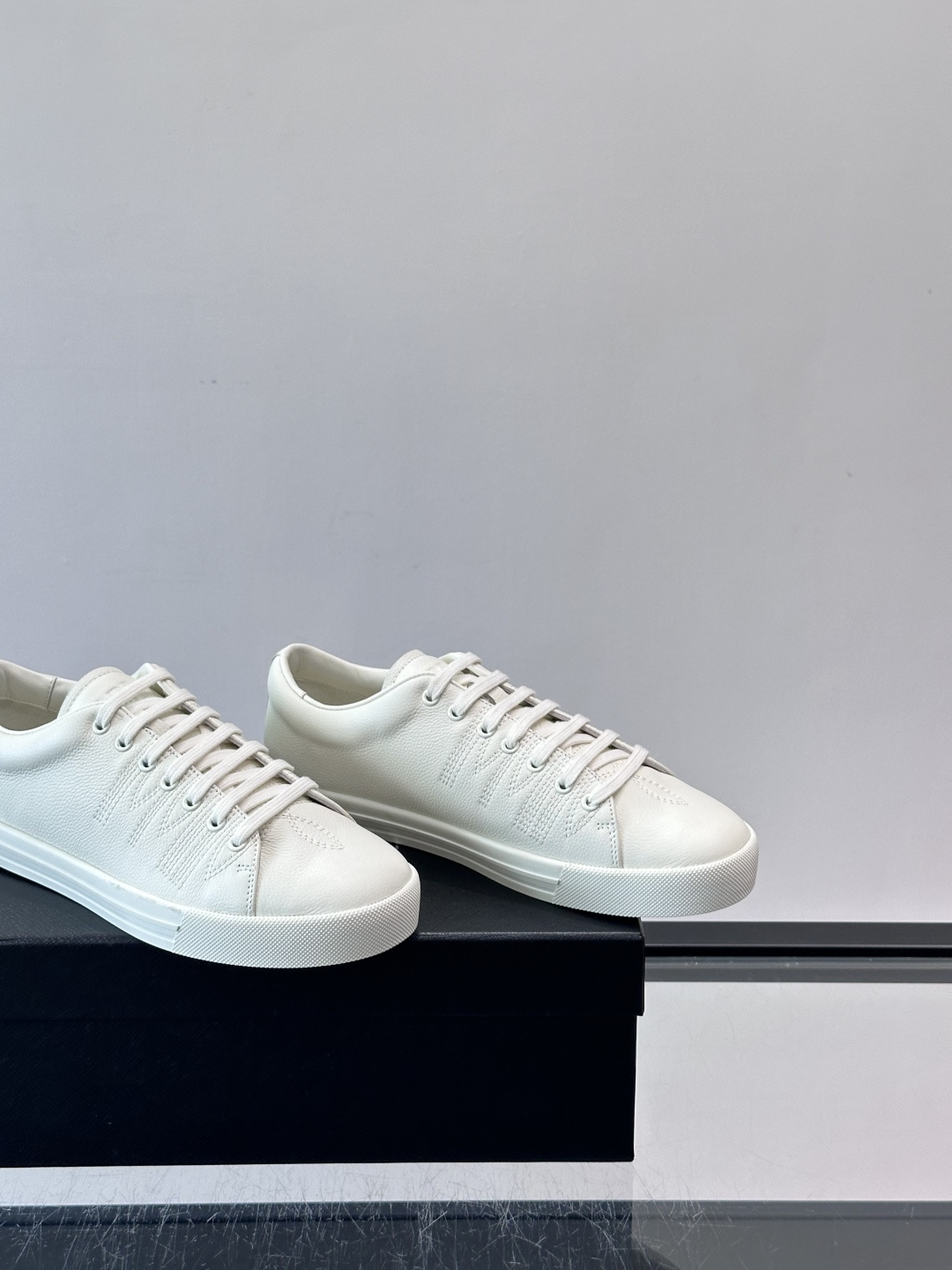 👟Prada男士刺绣🪡皮革运动鞋，选用优质牛皮，鞋面有品牌标志性刺绣，简约又有辨识度✨。白色橡胶鞋底，穿
