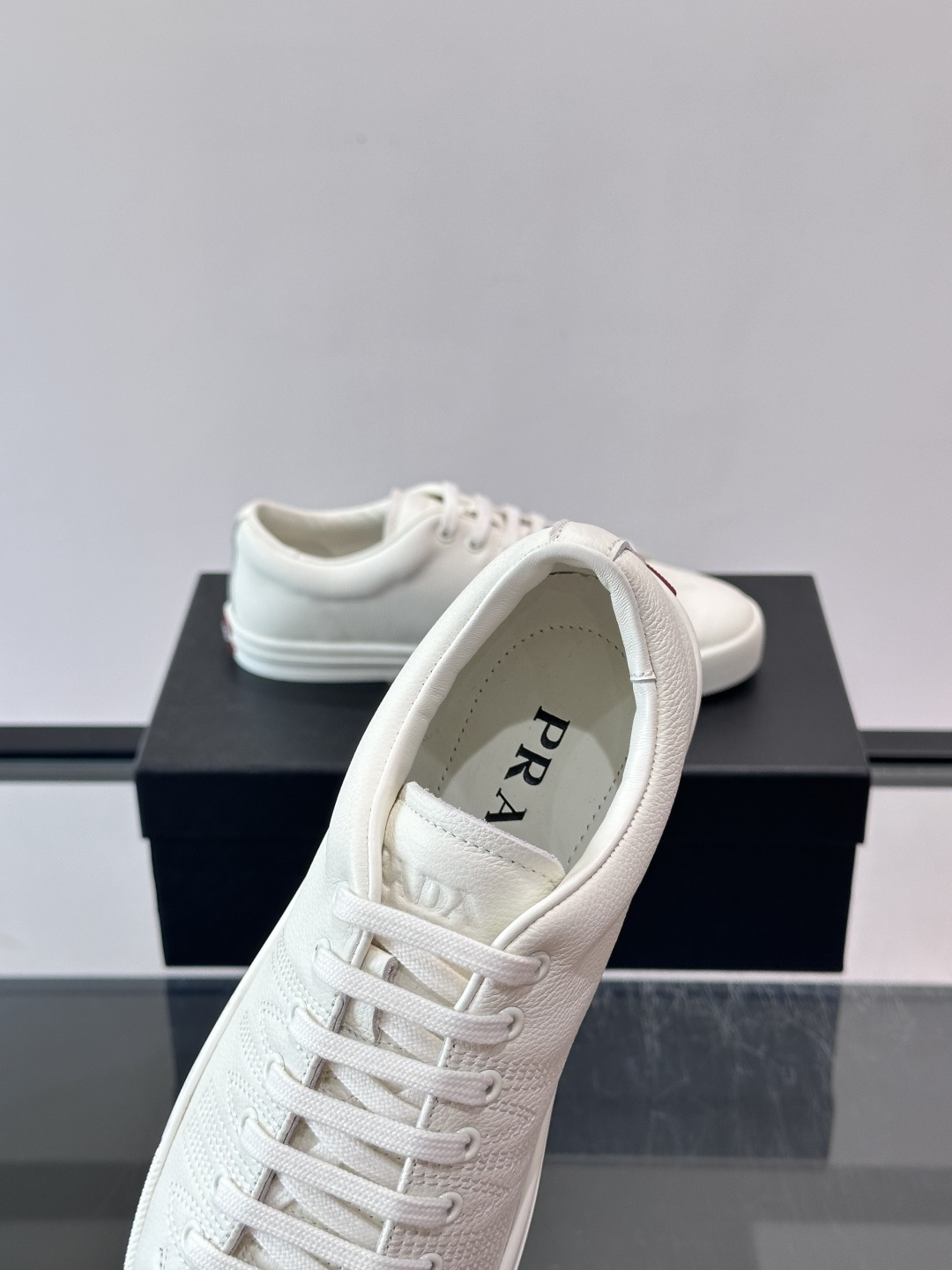 👟Prada男士刺绣🪡皮革运动鞋，选用优质牛皮，鞋面有品牌标志性刺绣，简约又有辨识度✨。白色橡胶鞋底，穿