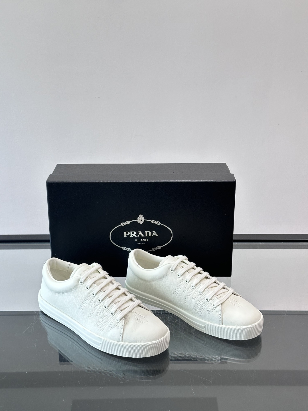 👟Prada男士刺绣🪡皮革运动鞋，选用优质牛皮，鞋面有品牌标志性刺绣，简约又有辨识度✨。白色橡胶鞋底，穿