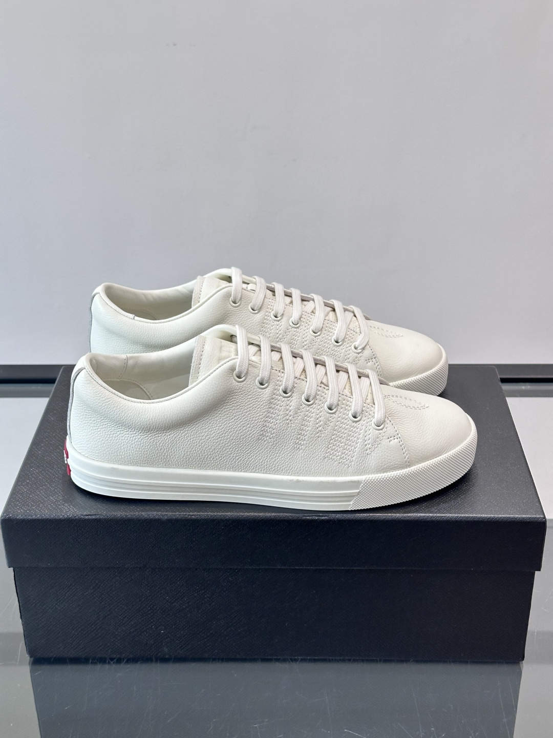 👟Prada男士刺绣🪡皮革运动鞋，选用优质牛皮，鞋面有品牌标志性刺绣，简约又有辨识度✨。白色橡胶鞋底，穿