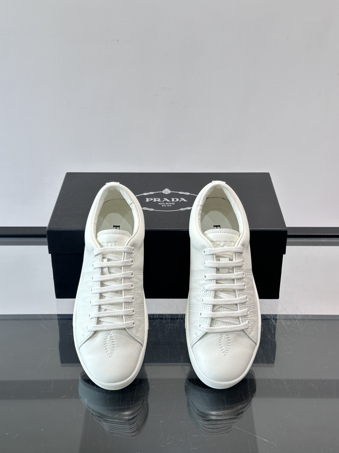👟Prada男士刺绣🪡皮革运动鞋，选用优质牛皮，鞋面有品牌标志性刺绣，简约又有辨识度✨。白色橡胶鞋底，穿