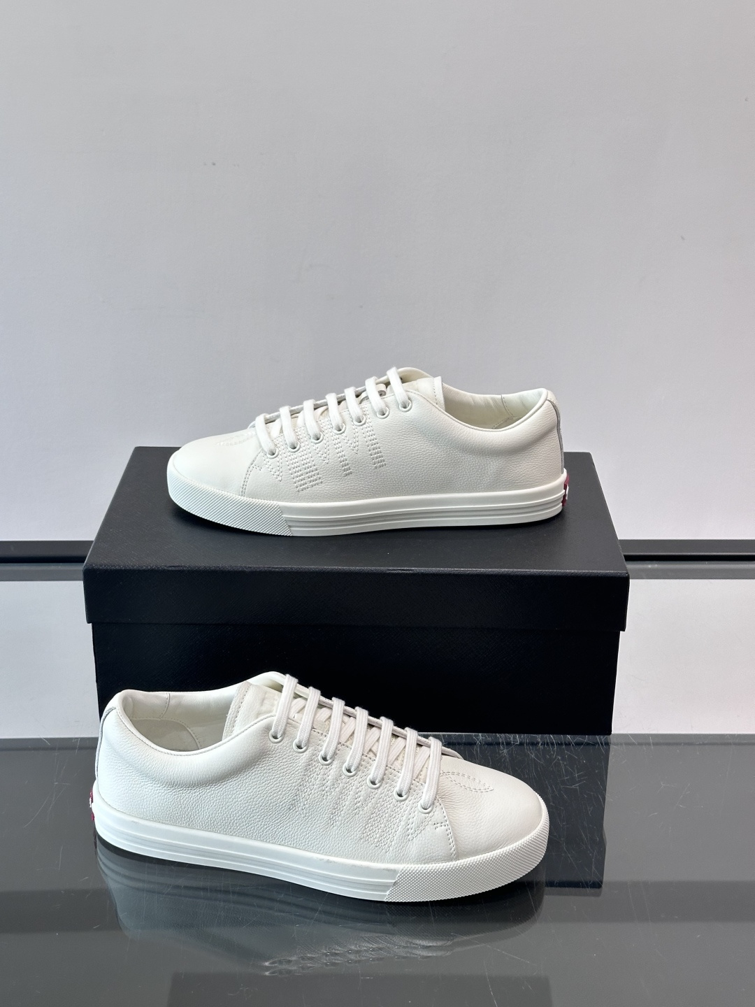 👟Prada男士刺绣🪡皮革运动鞋，选用优质牛皮，鞋面有品牌标志性刺绣，简约又有辨识度✨。白色橡胶鞋底，穿