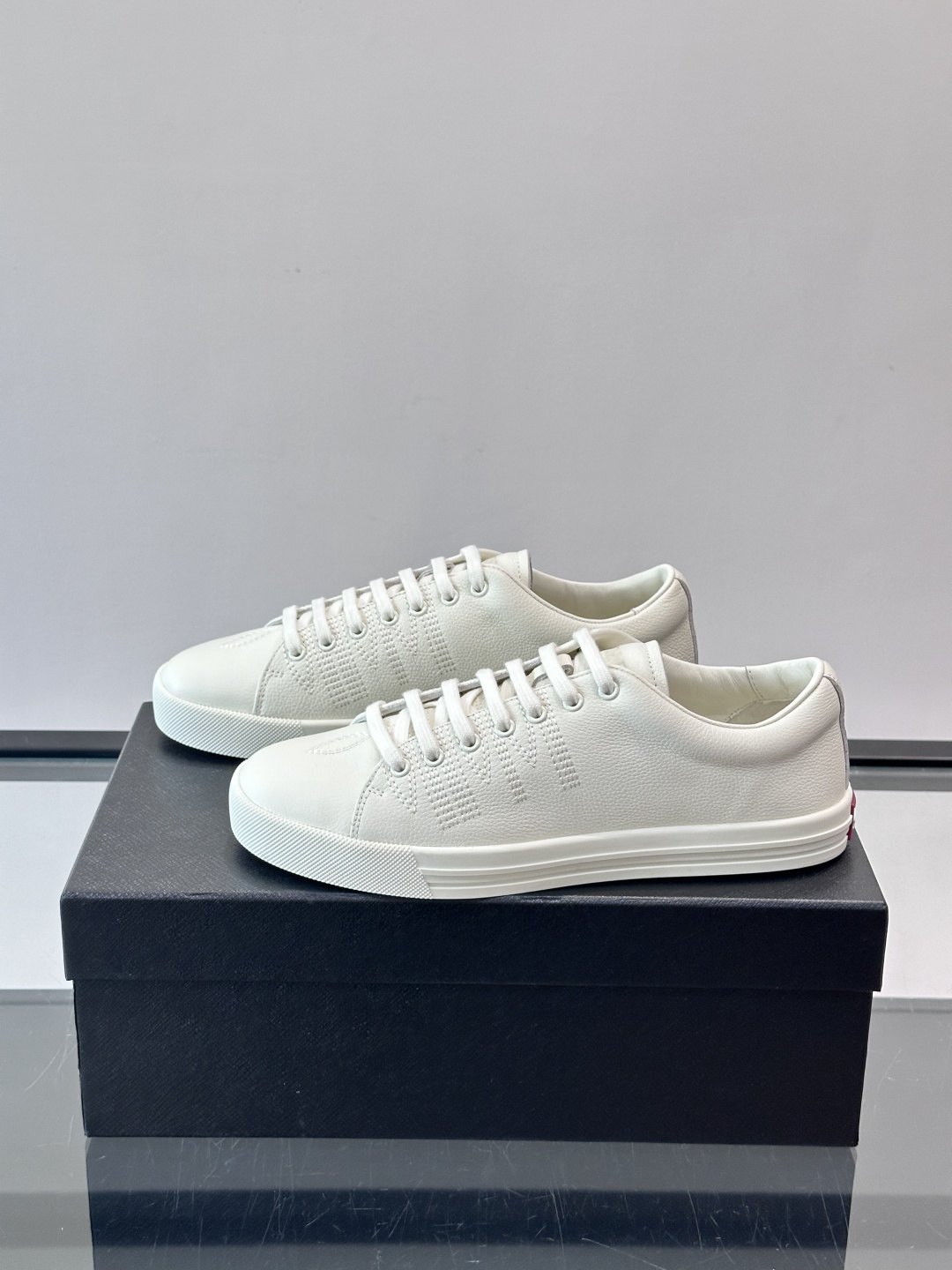 👟Prada男士刺绣🪡皮革运动鞋，选用优质牛皮，鞋面有品牌标志性刺绣，简约又有辨识度✨。白色橡胶鞋底，穿