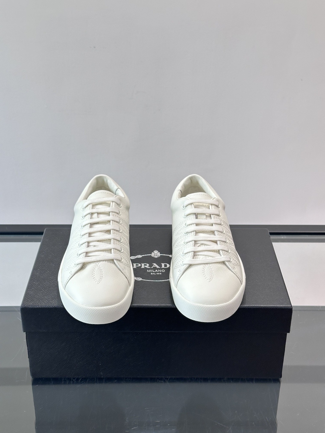 👟Prada男士刺绣🪡皮革运动鞋，选用优质牛皮，鞋面有品牌标志性刺绣，简约又有辨识度✨。白色橡胶鞋底，穿