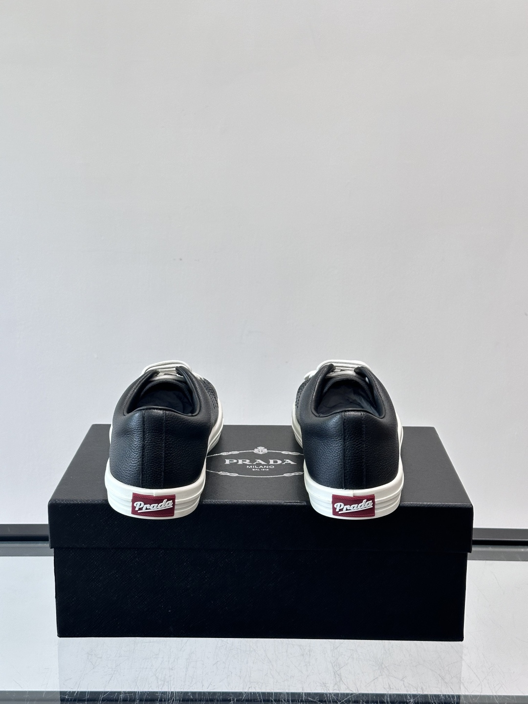 👟Prada男士刺绣🪡皮革运动鞋，选用优质牛皮，鞋面有品牌标志性刺绣，简约又有辨识度✨。白色橡胶鞋底，穿