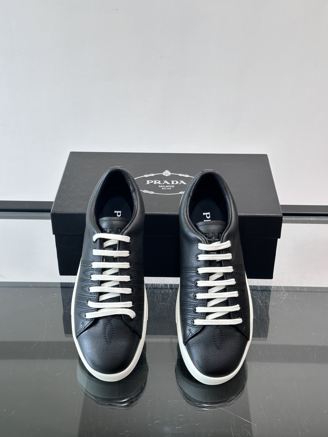 👟Prada男士刺绣🪡皮革运动鞋，选用优质牛皮，鞋面有品牌标志性刺绣，简约又有辨识度✨。白色橡胶鞋底，穿