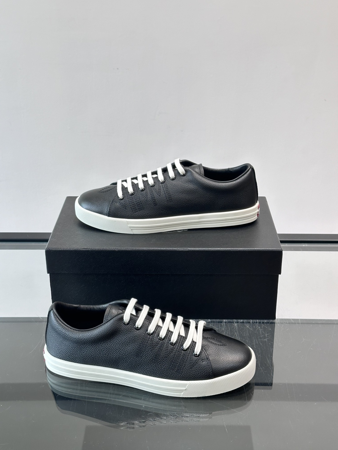 👟Prada男士刺绣🪡皮革运动鞋，选用优质牛皮，鞋面有品牌标志性刺绣，简约又有辨识度✨。白色橡胶鞋底，穿