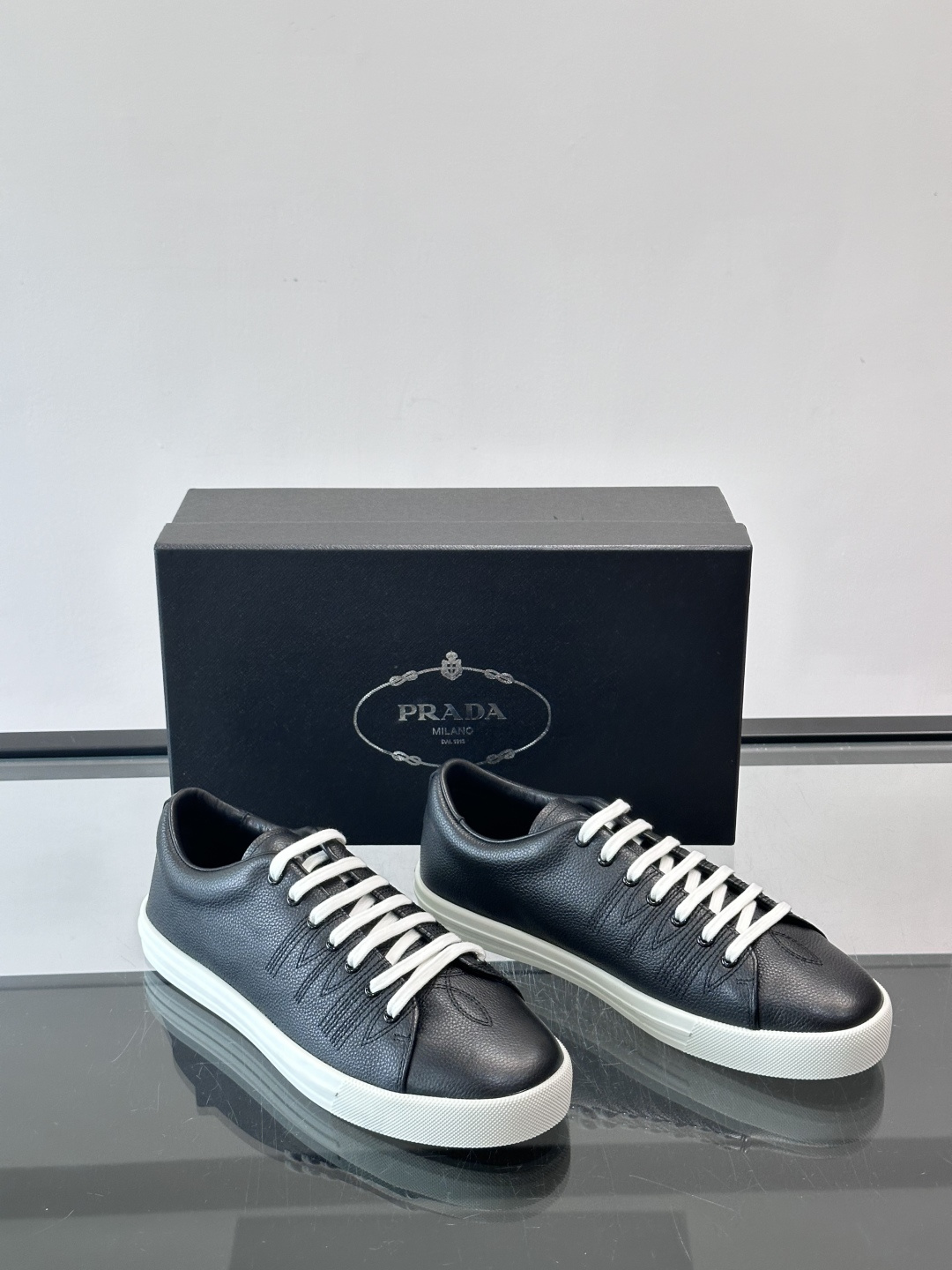 👟Prada男士刺绣🪡皮革运动鞋，选用优质牛皮，鞋面有品牌标志性刺绣，简约又有辨识度✨。白色橡胶鞋底，穿