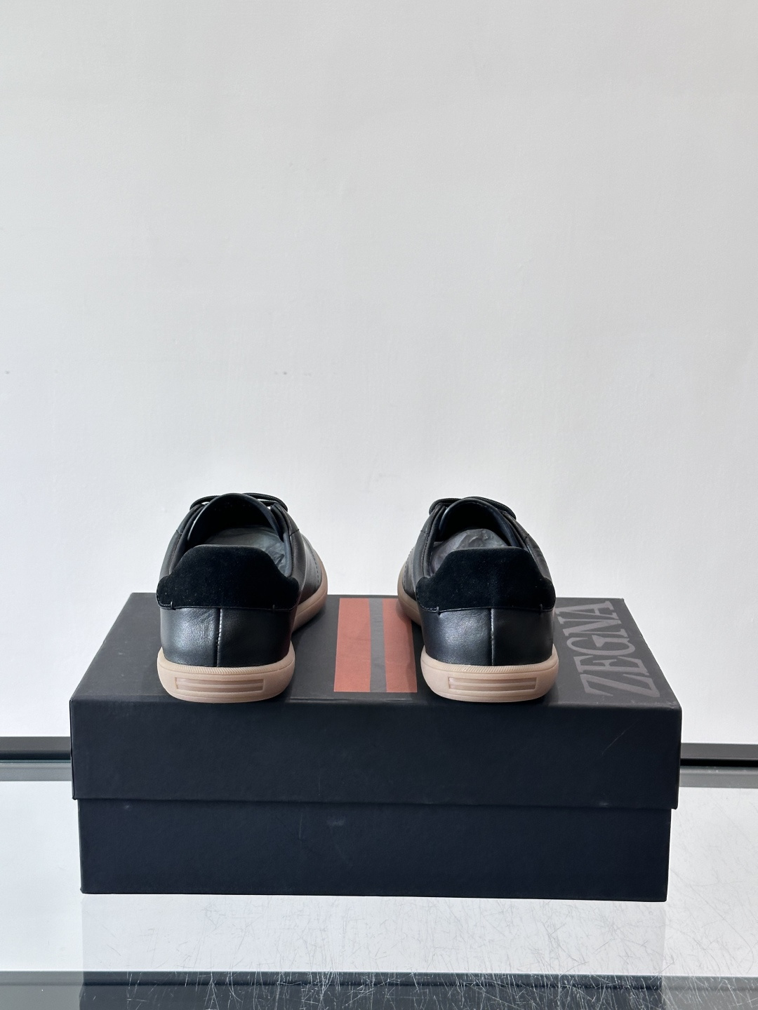 👞Zegna这款老钱风休闲鞋,选用麂皮,质感细腻低调,搭配浅色橡胶鞋底,简约又高级✨。鞋面有品牌标识,细 👞Zegna这款老钱风休闲鞋,选用麂皮,质感细腻低调,搭配浅色橡胶鞋底,简约又高级✨。鞋面有品牌标识,细