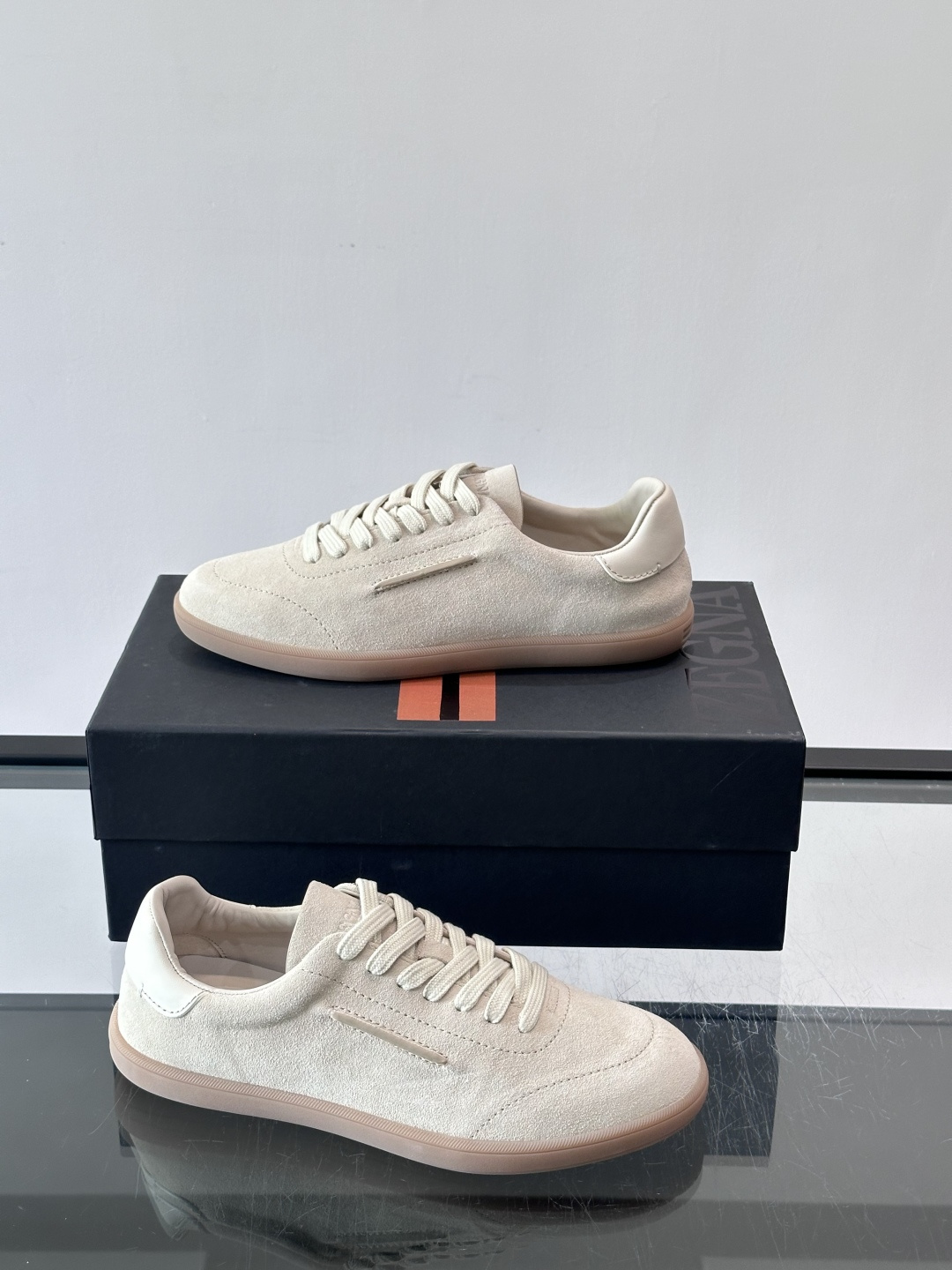 👞Zegna这款老钱风休闲鞋,选用麂皮,质感细腻低调,搭配浅色橡胶鞋底,简约又高级✨。鞋面有品牌标识,细 👞Zegna这款老钱风休闲鞋,选用麂皮,质感细腻低调,搭配浅色橡胶鞋底,简约又高级✨。鞋面有品牌标识,细