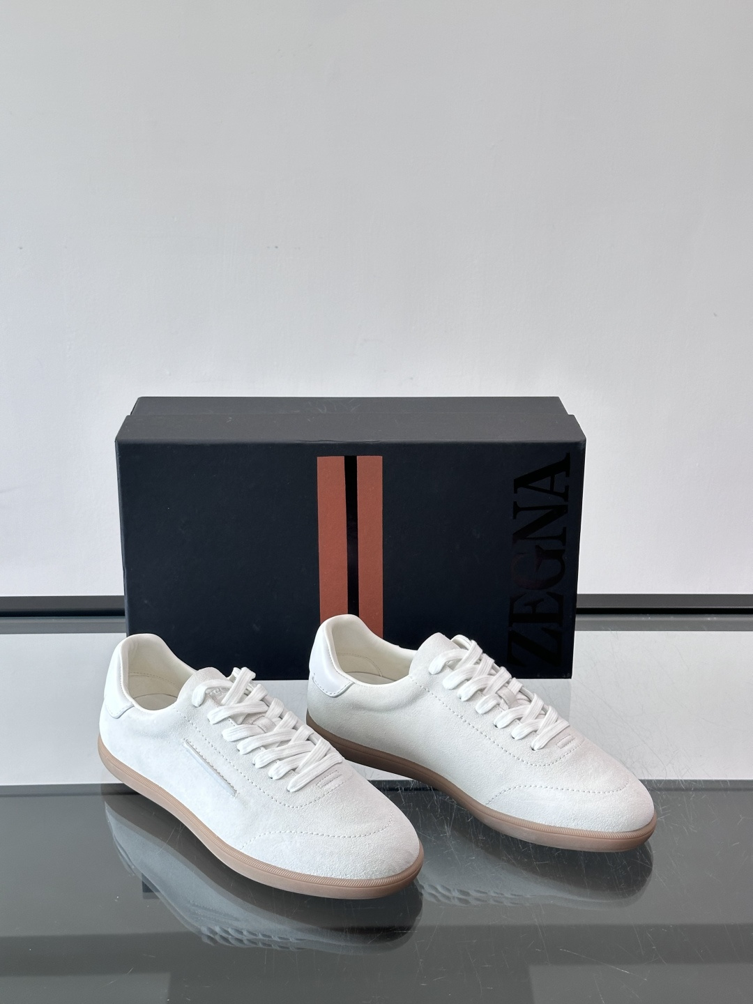 👞Zegna这款老钱风休闲鞋,选用麂皮,质感细腻低调,搭配浅色橡胶鞋底,简约又高级✨。鞋面有品牌标识,细 👞Zegna这款老钱风休闲鞋,选用麂皮,质感细腻低调,搭配浅色橡胶鞋底,简约又高级✨。鞋面有品牌标识,细