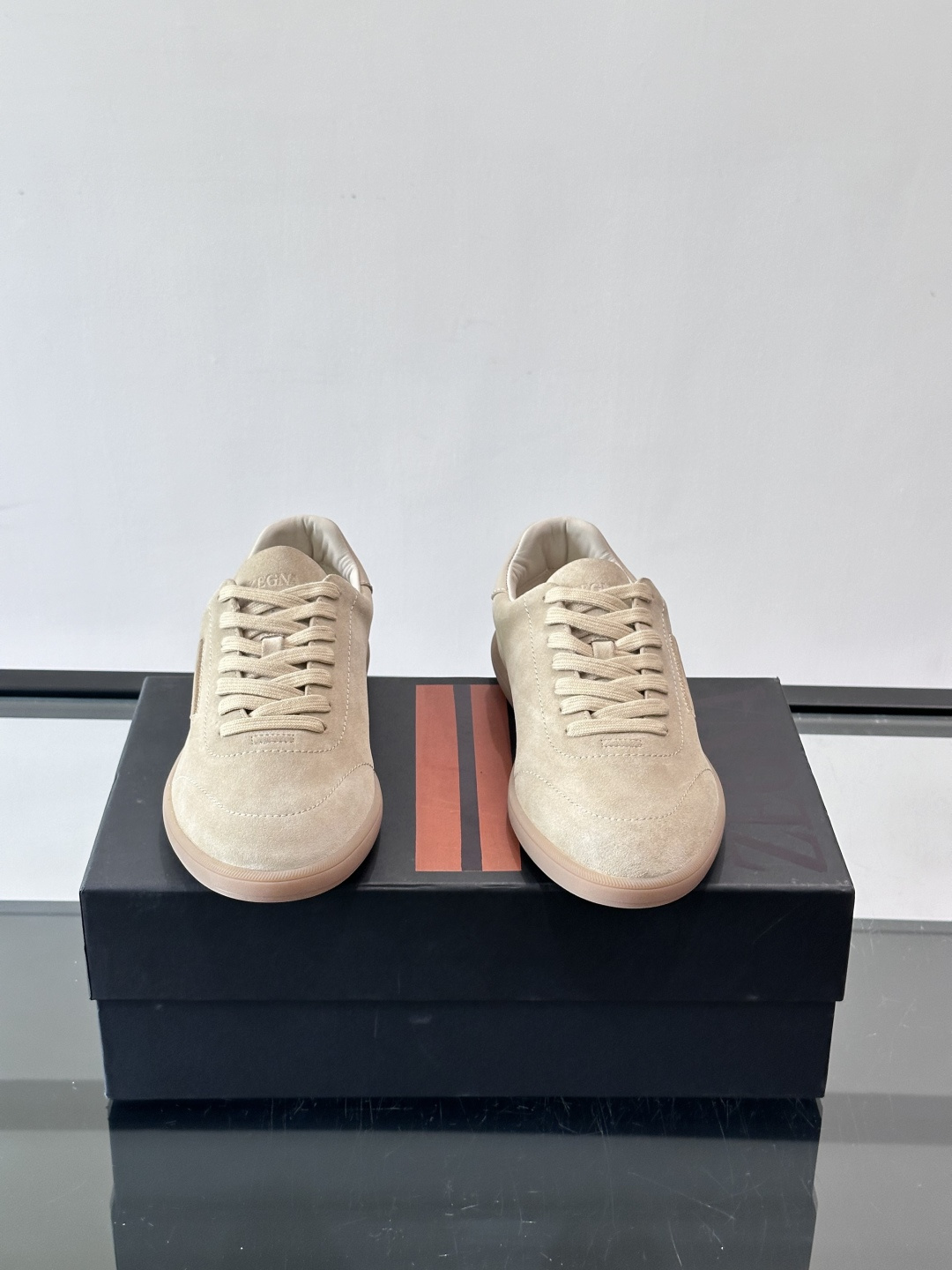 👞Zegna这款老钱风休闲鞋,选用麂皮,质感细腻低调,搭配浅色橡胶鞋底,简约又高级✨。鞋面有品牌标识,细 👞Zegna这款老钱风休闲鞋,选用麂皮,质感细腻低调,搭配浅色橡胶鞋底,简约又高级✨。鞋面有品牌标识,细