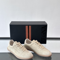 👞Zegna这款老钱风休闲鞋,选用麂皮,质感细腻低调,搭配浅色橡胶鞋底,简约又高级✨。鞋面有品牌标识,细 👞Zegna这款老钱风休闲鞋,选用麂皮,质感细腻低调,搭配浅色橡胶鞋底,简约又高级✨。鞋面有品牌标识,细