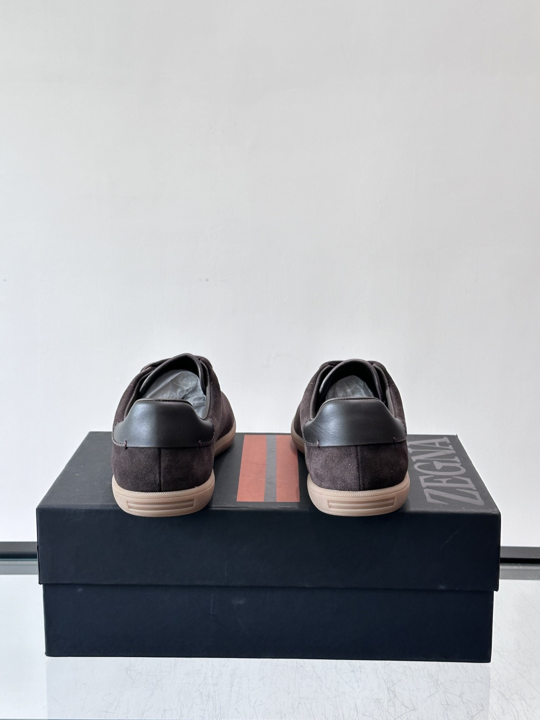 👞Zegna这款老钱风休闲鞋,选用麂皮,质感细腻低调,搭配浅色橡胶鞋底,简约又高级✨。鞋面有品牌标识,细 👞Zegna这款老钱风休闲鞋,选用麂皮,质感细腻低调,搭配浅色橡胶鞋底,简约又高级✨。鞋面有品牌标识,细