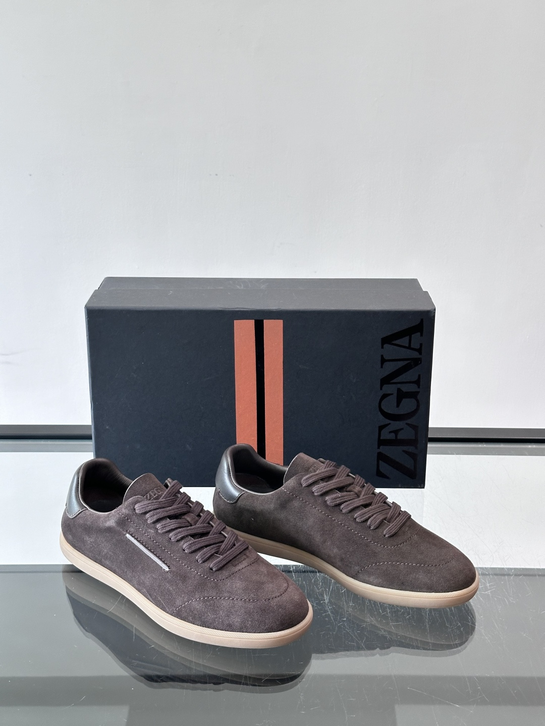 👞Zegna这款老钱风休闲鞋,选用麂皮,质感细腻低调,搭配浅色橡胶鞋底,简约又高级✨。鞋面有品牌标识,细 👞Zegna这款老钱风休闲鞋,选用麂皮,质感细腻低调,搭配浅色橡胶鞋底,简约又高级✨。鞋面有品牌标识,细