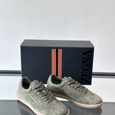 👞Zegna这款老钱风休闲鞋,选用麂皮,质感细腻低调,搭配浅色橡胶鞋底,简约又高级✨。鞋面有品牌标识,细 👞Zegna这款老钱风休闲鞋,选用麂皮,质感细腻低调,搭配浅色橡胶鞋底,简约又高级✨。鞋面有品牌标识,细