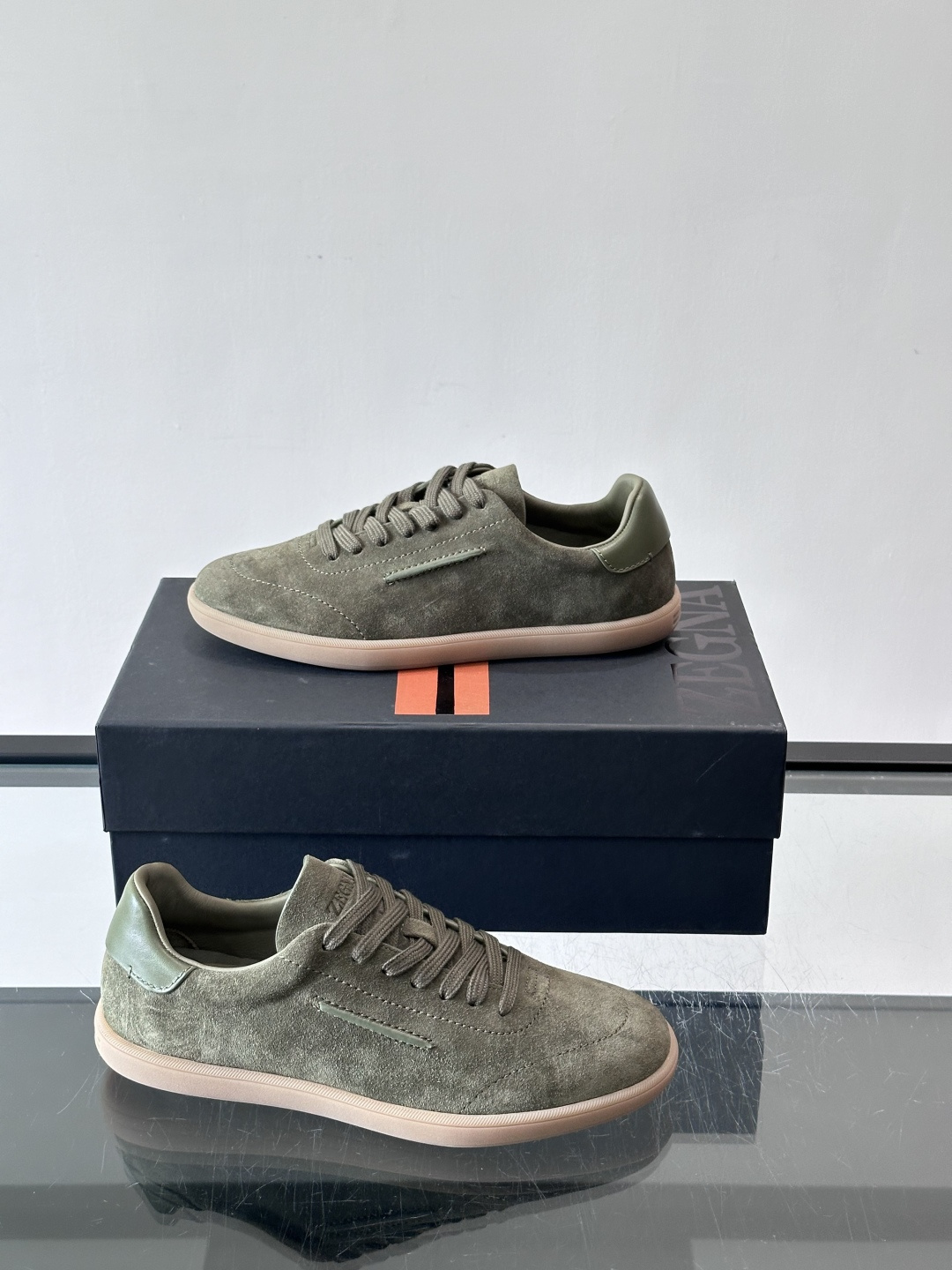 👞Zegna这款老钱风休闲鞋,选用麂皮,质感细腻低调,搭配浅色橡胶鞋底,简约又高级✨。鞋面有品牌标识,细 👞Zegna这款老钱风休闲鞋,选用麂皮,质感细腻低调,搭配浅色橡胶鞋底,简约又高级✨。鞋面有品牌标识,细