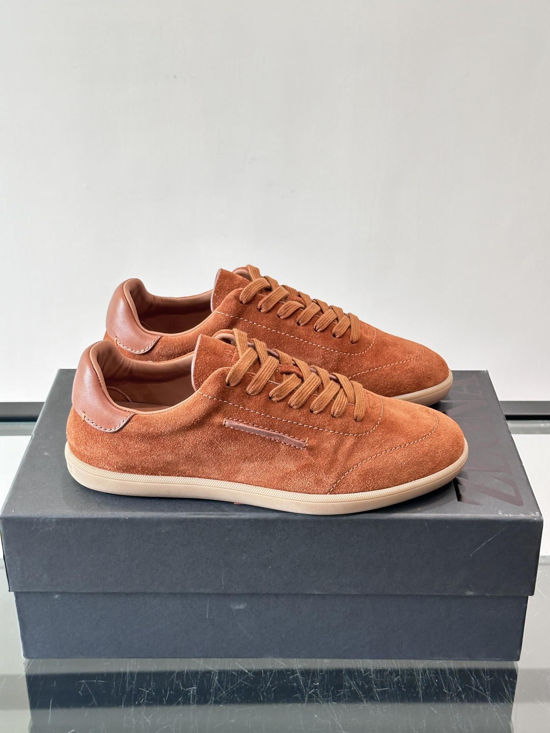 NO:852387,Zegna's old-money style casual shoes are made of suede, with a delicate and low-key texture. They are matched with light-colored rubber soles, which are simple and high-end. The uppers have brand logos, exquisite details, and the laces and shoe body are super coordinated in color. The overall design is comfortable and versatile, and can be easily used for commuting or leisure. It can be easily integrated into various styles and has a perfect sense of relaxation!  ,size39-44 (38.45 customized),,chamois leather19860909Zegna这款老钱风休闲鞋,选用麂皮,质感细腻低调,搭配浅色橡胶鞋底,简约又高级.鞋面有品牌标识,细节精致,鞋带和鞋身配色超协调.整体设计舒适百搭,通勤或休闲都能轻松驾驭,轻松融入各种穿搭风格,松弛感满分！ ,size39-44（38.45定制）,,chamois leather,Men's shoes