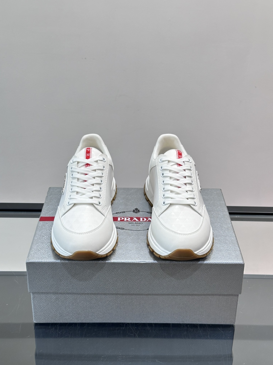 👟PRADA复古印花刺绣休闲鞋,采用透气网面+皮革拼接,轻便舒适,日常穿搭无压力。鞋侧三角Logo超有辨 👟PRADA复古印花刺绣休闲鞋,采用透气网面+皮革拼接,轻便舒适,日常穿搭无压力。鞋侧三角Logo超有辨