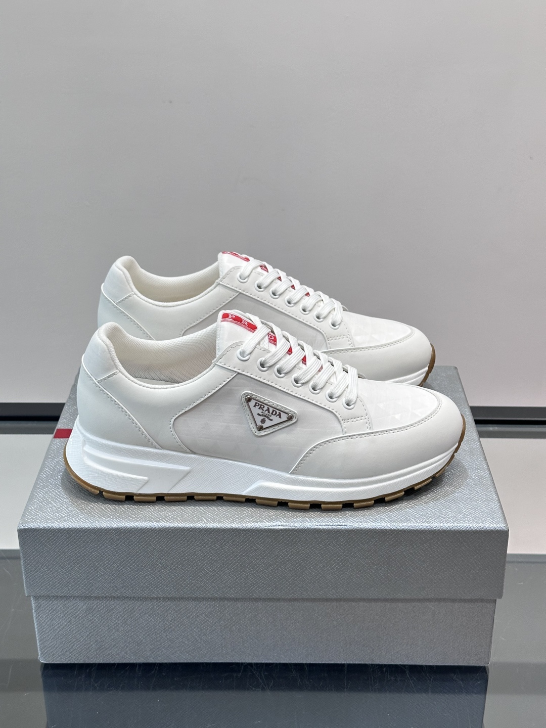👟PRADA复古印花刺绣休闲鞋，采用透气网面+皮革拼接，轻便舒适，日常穿搭无压力。鞋侧三角Logo超有辨
