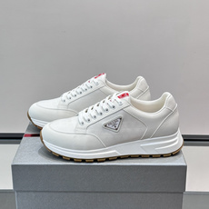 👟PRADA复古印花刺绣休闲鞋,采用透气网面+皮革拼接,轻便舒适,日常穿搭无压力。鞋侧三角Logo超有辨 👟PRADA复古印花刺绣休闲鞋,采用透气网面+皮革拼接,轻便舒适,日常穿搭无压力。鞋侧三角Logo超有辨