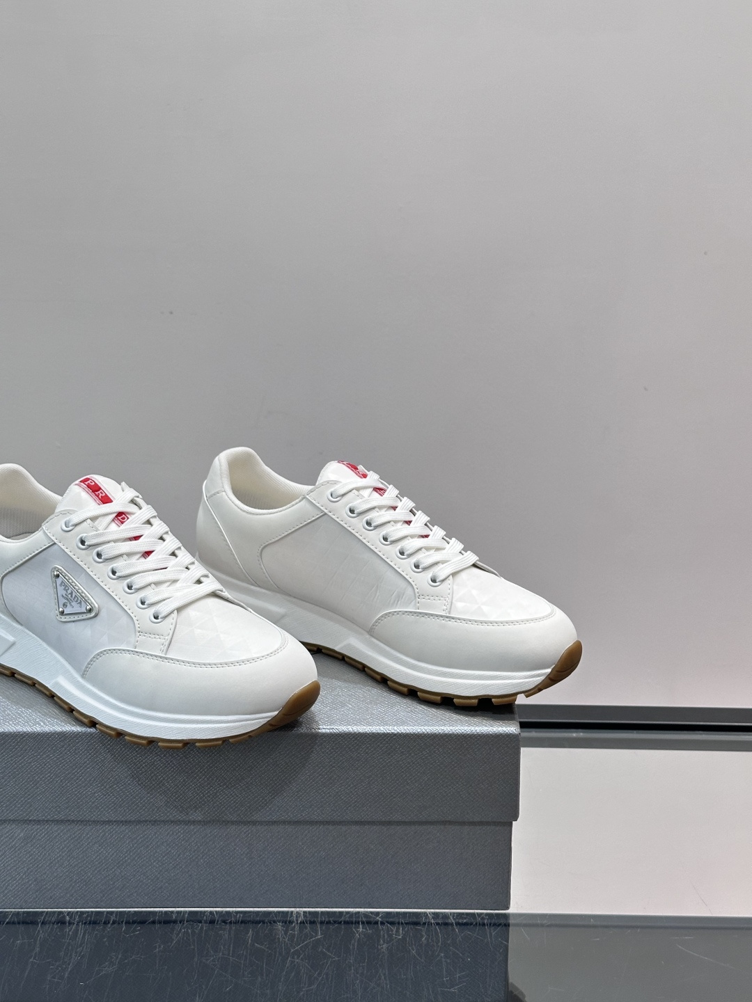 👟PRADA复古印花刺绣休闲鞋,采用透气网面+皮革拼接,轻便舒适,日常穿搭无压力。鞋侧三角Logo超有辨 👟PRADA复古印花刺绣休闲鞋,采用透气网面+皮革拼接,轻便舒适,日常穿搭无压力。鞋侧三角Logo超有辨