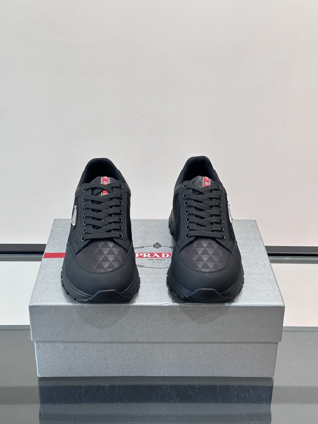 👟PRADA复古印花刺绣休闲鞋,采用透气网面+皮革拼接,轻便舒适,日常穿搭无压力。鞋侧三角Logo超有辨 👟PRADA复古印花刺绣休闲鞋,采用透气网面+皮革拼接,轻便舒适,日常穿搭无压力。鞋侧三角Logo超有辨