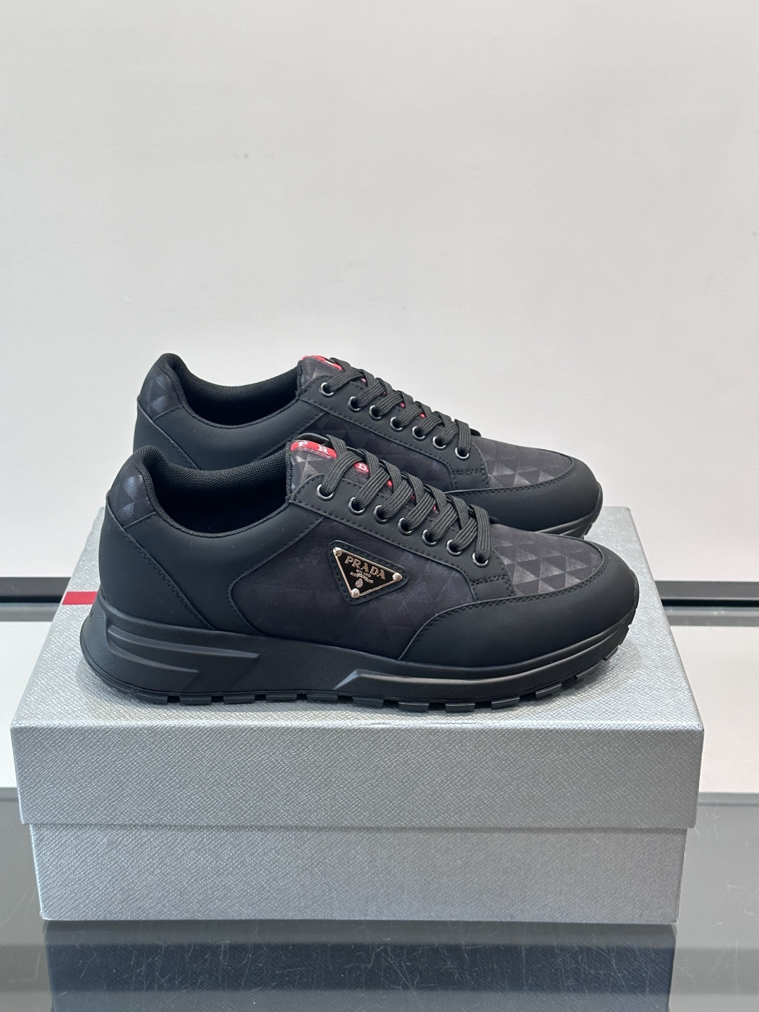 NO:852353,PRADA's retro printed and embroidered casual shoes are made of breathable mesh + leather splicing, which are light and comfortable, and stress-free for daily wear. The triangular logo on the side of the shoe is very recognizable, and the rubber sole has strong grip and wear resistance, making it suitable for long walks. The retro design + versatile style can be easily controlled by students and fashion enthusiasts, and can hold on to both casual and sports styles!  , size38-45 (46 customized),, prada19860909PRADA复古印花刺绣休闲鞋,采用透气网面+皮革拼接,轻便舒适,日常穿搭无压力.鞋侧三角Logo超有辨识度,橡胶鞋底抓地力强又耐磨,适合长时间行走.复古设计+百搭风格,学生党和潮流爱好者都能轻松驾驭,无论休闲还是运动风都能hold住！ ,size38-45（46定制）,,prada,Men's shoes