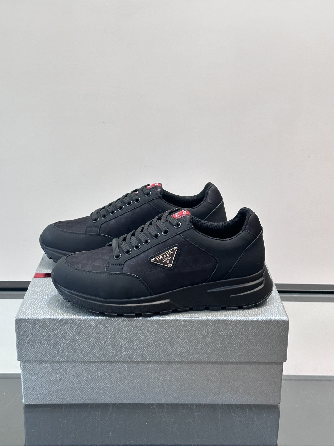 👟PRADA复古印花刺绣休闲鞋,采用透气网面+皮革拼接,轻便舒适,日常穿搭无压力。鞋侧三角Logo超有辨 👟PRADA复古印花刺绣休闲鞋,采用透气网面+皮革拼接,轻便舒适,日常穿搭无压力。鞋侧三角Logo超有辨
