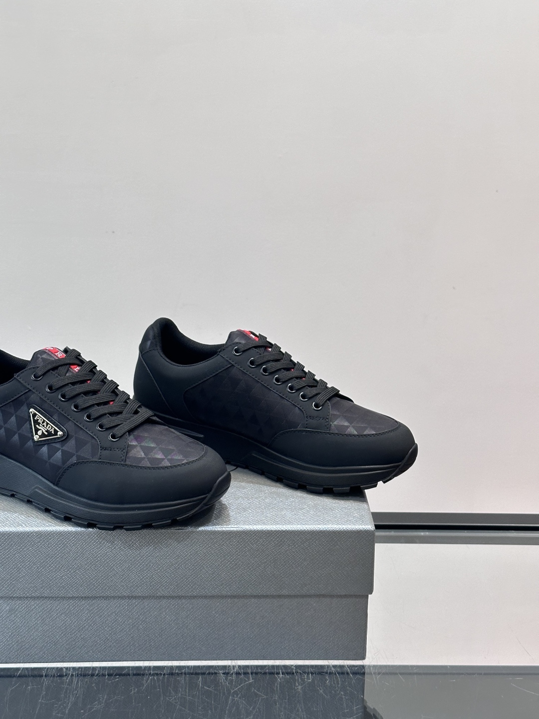 👟PRADA复古印花刺绣休闲鞋,采用透气网面+皮革拼接,轻便舒适,日常穿搭无压力。鞋侧三角Logo超有辨 👟PRADA复古印花刺绣休闲鞋,采用透气网面+皮革拼接,轻便舒适,日常穿搭无压力。鞋侧三角Logo超有辨