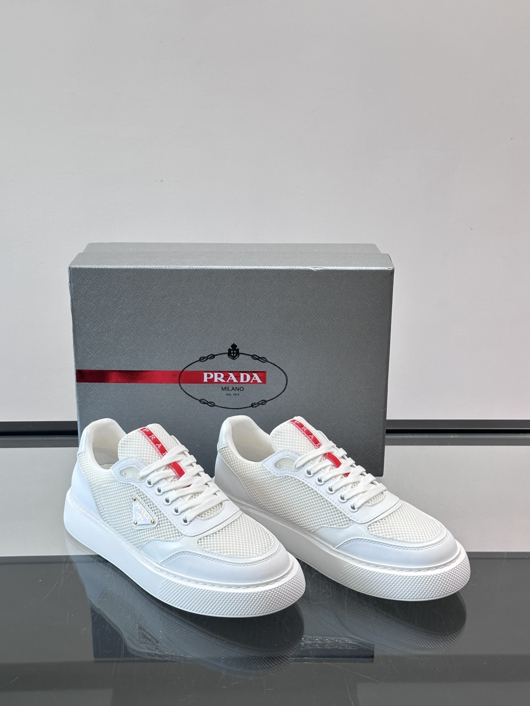 👟Prada男士休闲运动鞋，采用网布+皮革拼接，透气又耐穿！鞋舌和侧面有经典三角Logo，品牌感满满✨。