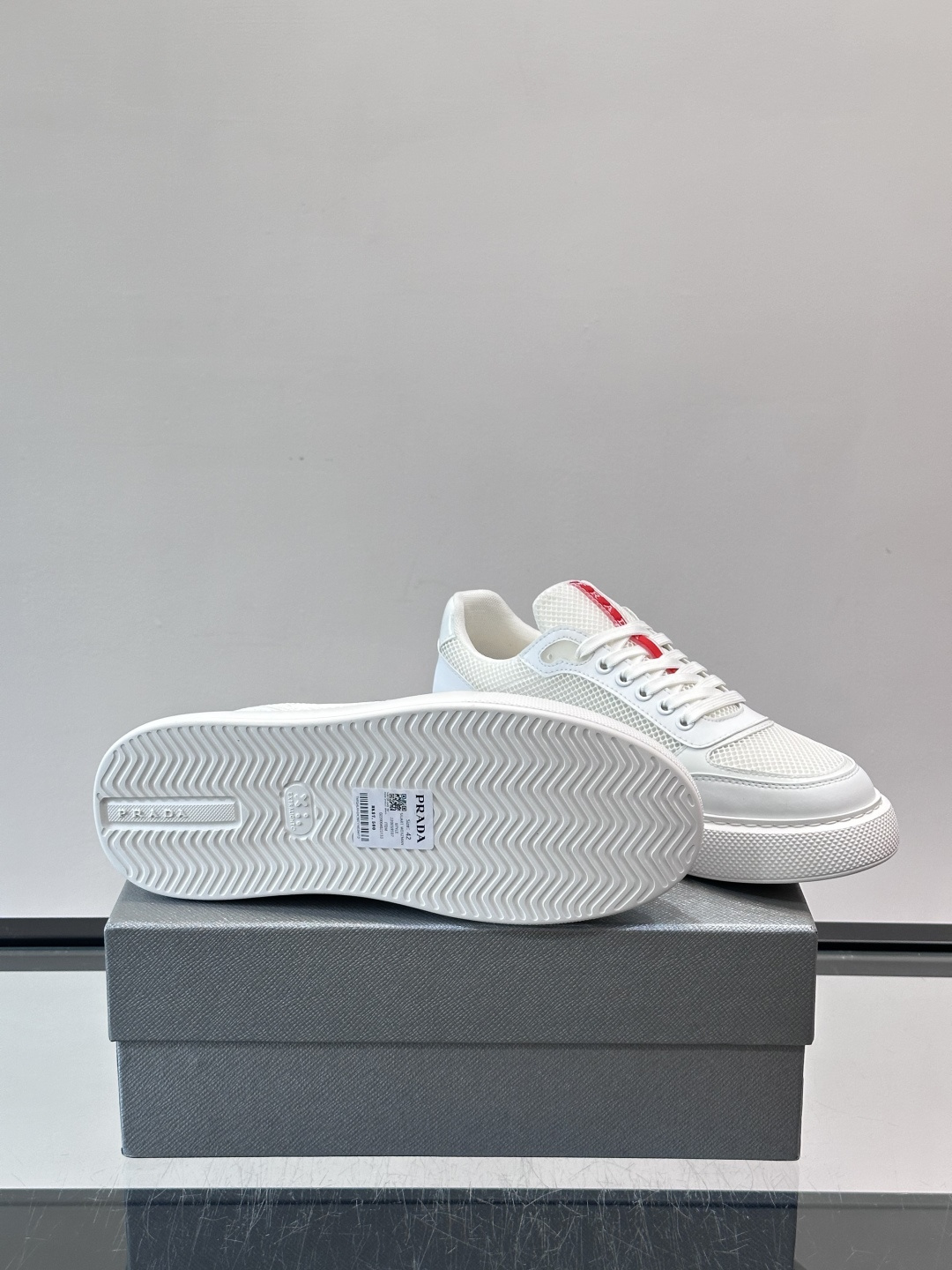 👟Prada男士休闲运动鞋，采用网布+皮革拼接，透气又耐穿！鞋舌和侧面有经典三角Logo，品牌感满满✨。