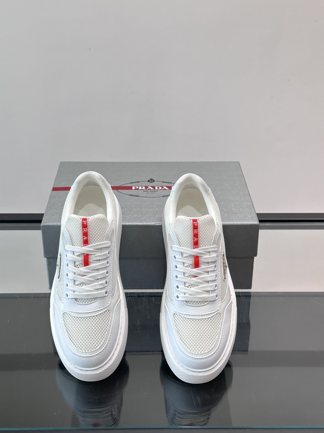 👟Prada男士休闲运动鞋，采用网布+皮革拼接，透气又耐穿！鞋舌和侧面有经典三角Logo，品牌感满满✨。