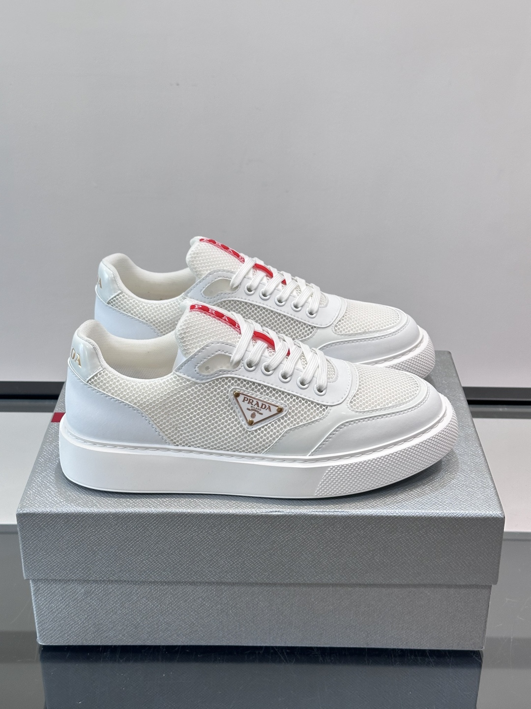 👟Prada男士休闲运动鞋，采用网布+皮革拼接，透气又耐穿！鞋舌和侧面有经典三角Logo，品牌感满满✨。