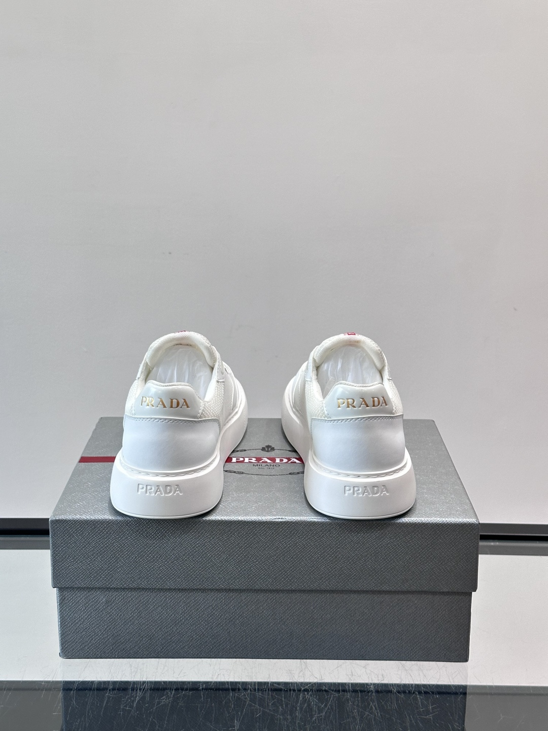 👟Prada男士休闲运动鞋，采用网布+皮革拼接，透气又耐穿！鞋舌和侧面有经典三角Logo，品牌感满满✨。