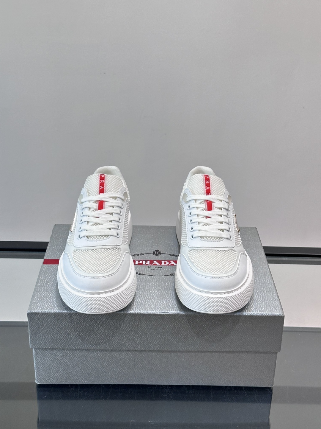 👟Prada男士休闲运动鞋，采用网布+皮革拼接，透气又耐穿！鞋舌和侧面有经典三角Logo，品牌感满满✨。