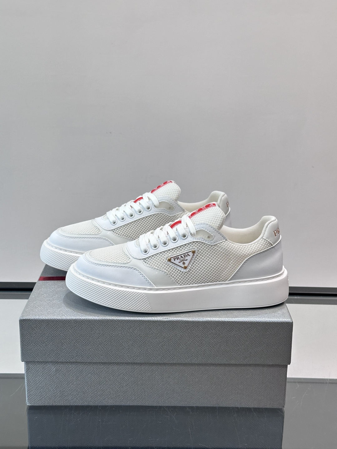 👟Prada男士休闲运动鞋，采用网布+皮革拼接，透气又耐穿！鞋舌和侧面有经典三角Logo，品牌感满满✨。