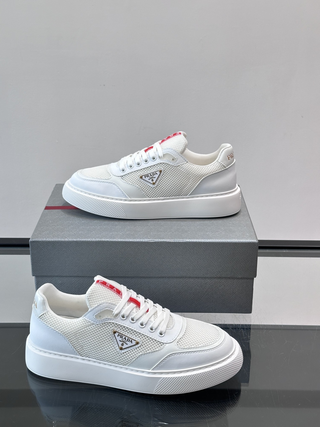 👟Prada男士休闲运动鞋，采用网布+皮革拼接，透气又耐穿！鞋舌和侧面有经典三角Logo，品牌感满满✨。
