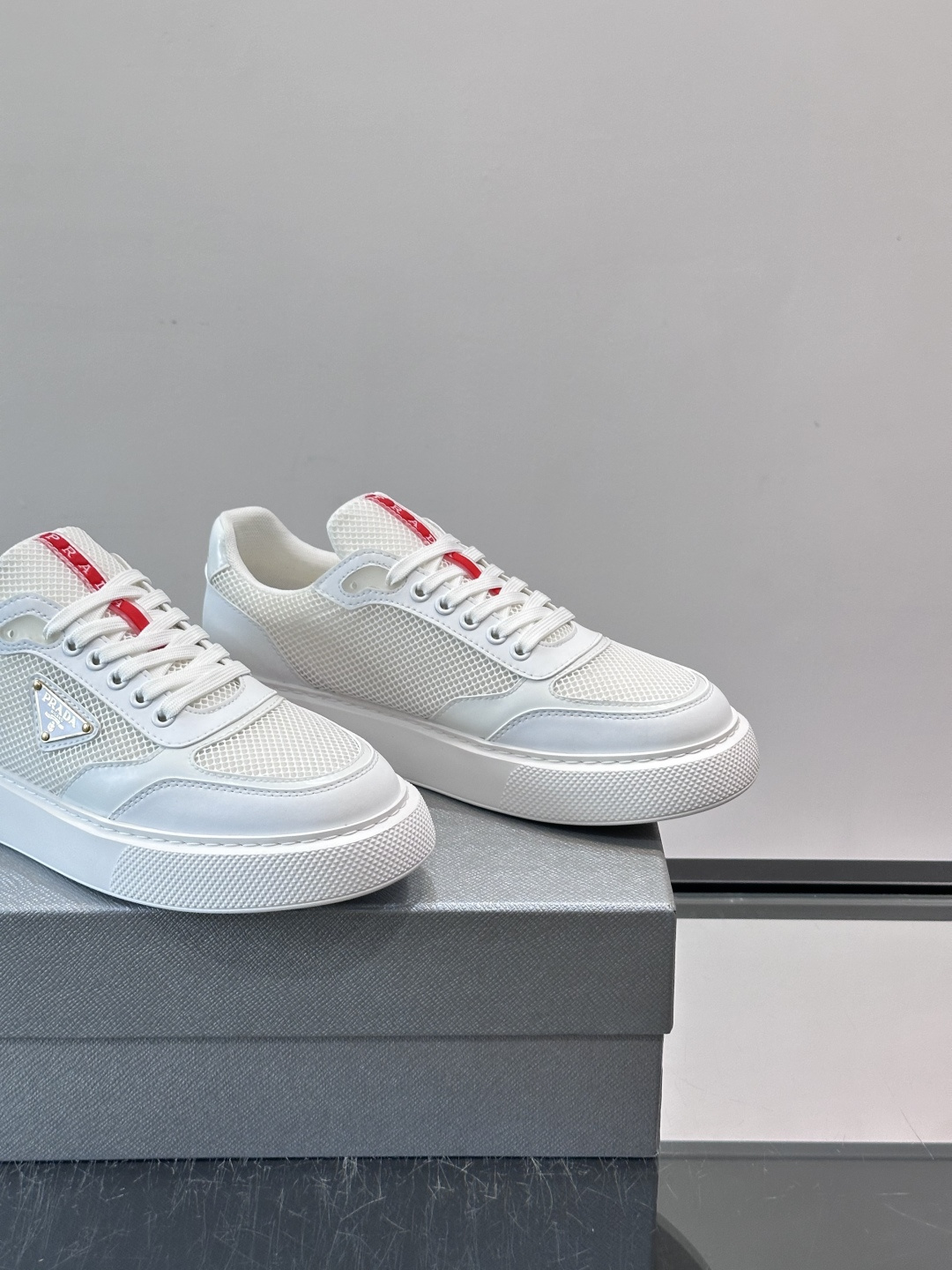 👟Prada男士休闲运动鞋，采用网布+皮革拼接，透气又耐穿！鞋舌和侧面有经典三角Logo，品牌感满满✨。