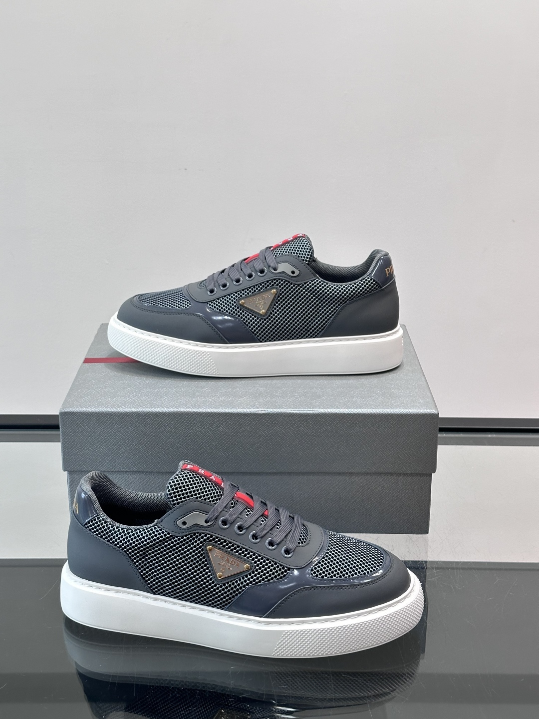 👟Prada男士休闲运动鞋，采用网布+皮革拼接，透气又耐穿！鞋舌和侧面有经典三角Logo，品牌感满满✨。