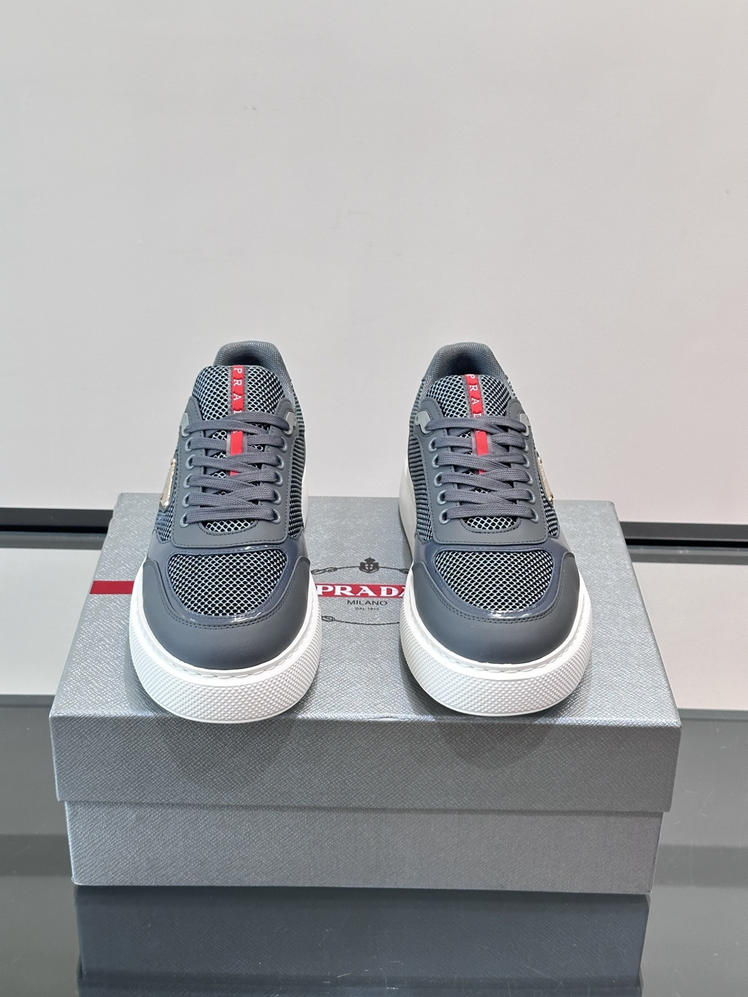 👟Prada男士休闲运动鞋，采用网布+皮革拼接，透气又耐穿！鞋舌和侧面有经典三角Logo，品牌感满满✨。