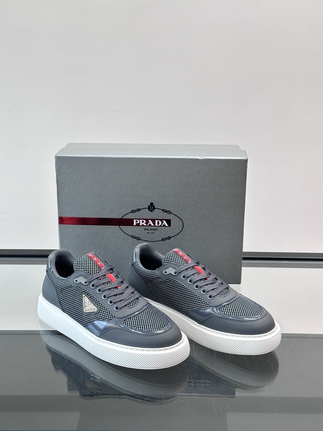 👟Prada男士休闲运动鞋，采用网布+皮革拼接，透气又耐穿！鞋舌和侧面有经典三角Logo，品牌感满满✨。