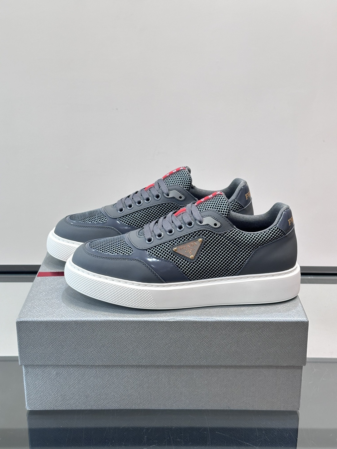 👟Prada男士休闲运动鞋，采用网布+皮革拼接，透气又耐穿！鞋舌和侧面有经典三角Logo，品牌感满满✨。