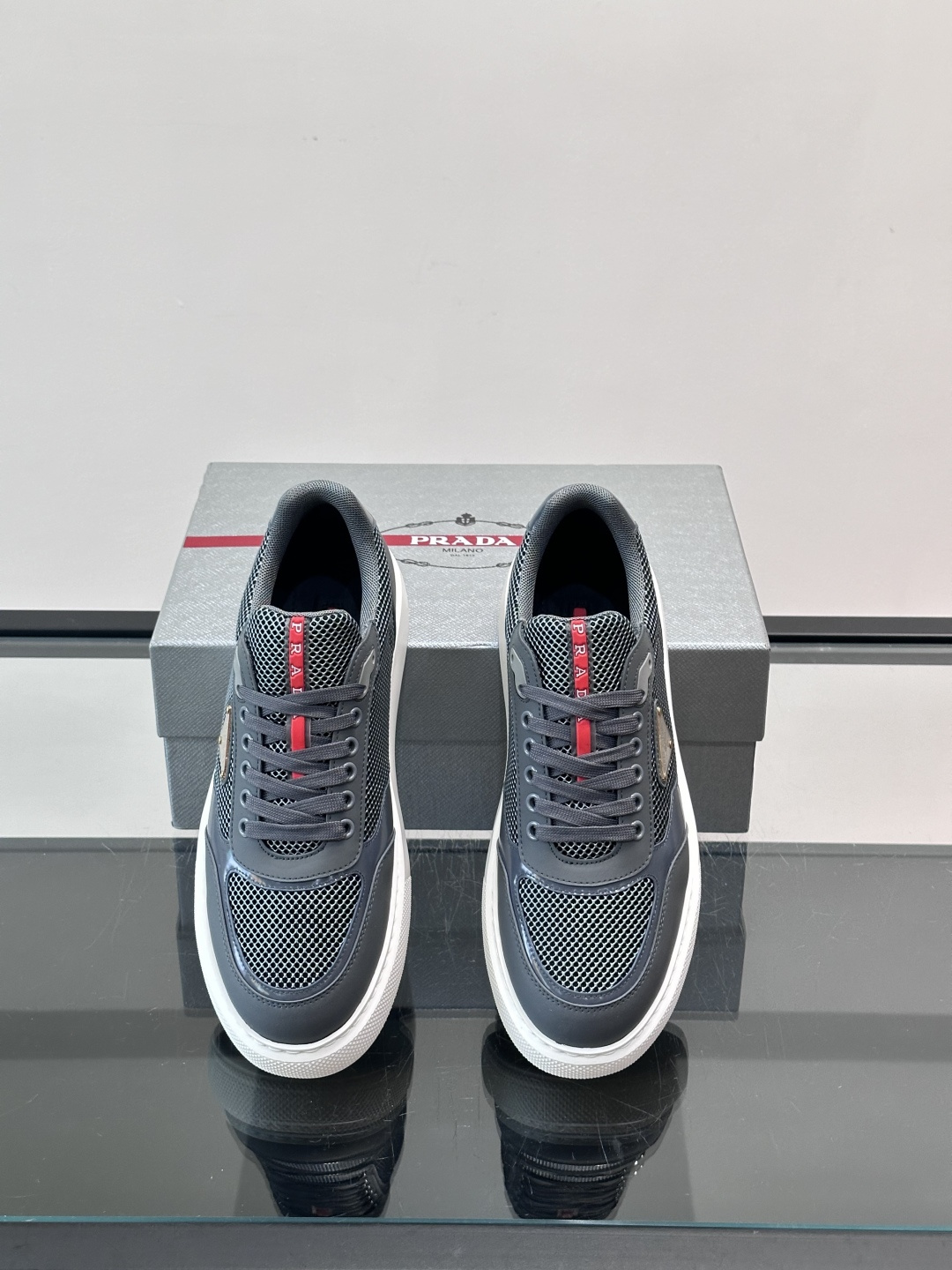 👟Prada男士休闲运动鞋，采用网布+皮革拼接，透气又耐穿！鞋舌和侧面有经典三角Logo，品牌感满满✨。