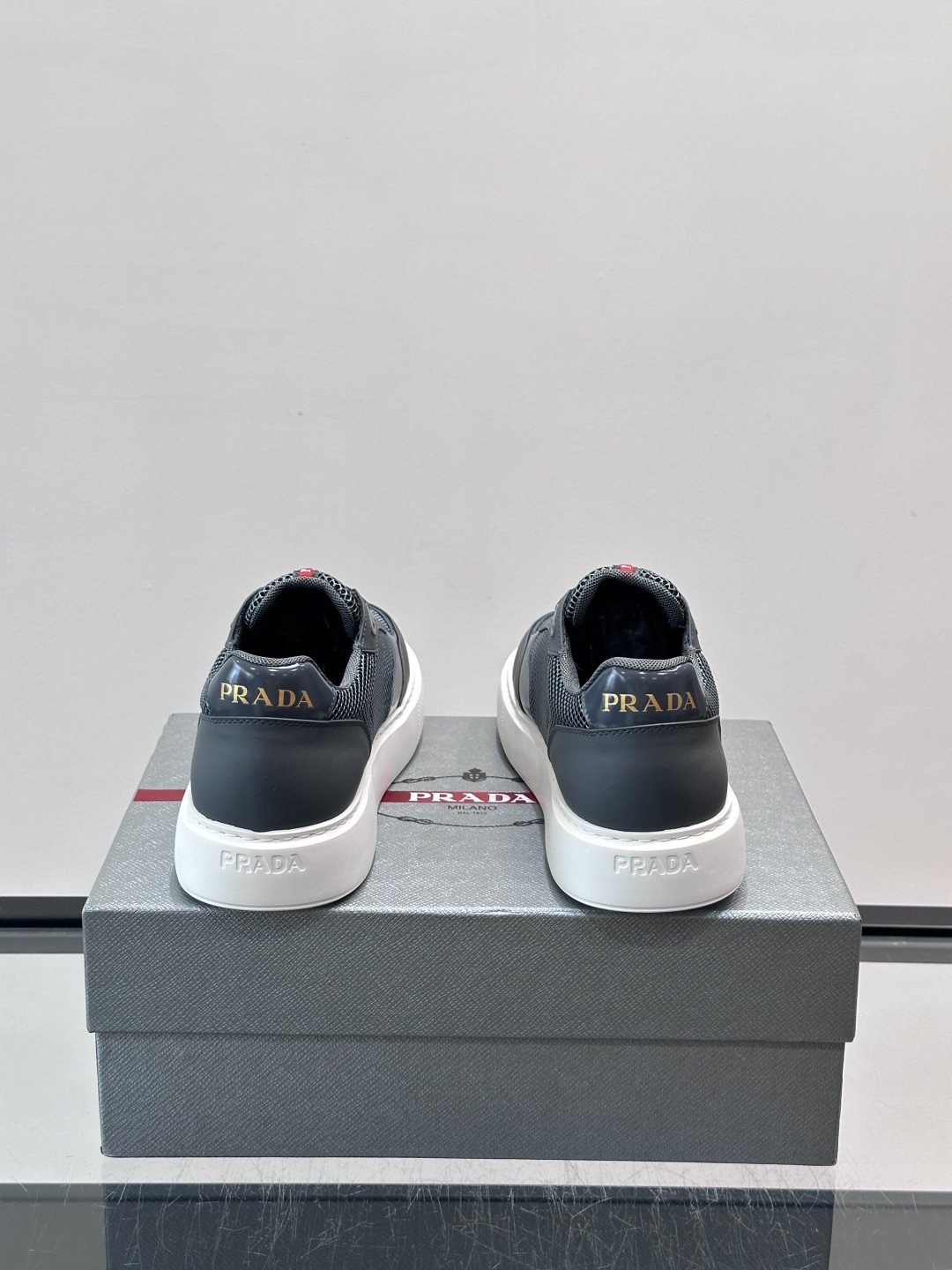 👟Prada男士休闲运动鞋，采用网布+皮革拼接，透气又耐穿！鞋舌和侧面有经典三角Logo，品牌感满满✨。
