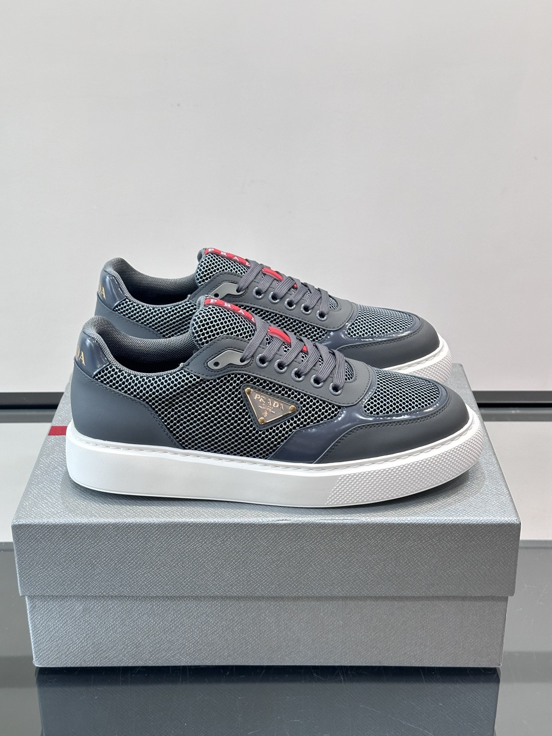 👟Prada男士休闲运动鞋，采用网布+皮革拼接，透气又耐穿！鞋舌和侧面有经典三角Logo，品牌感满满✨。
