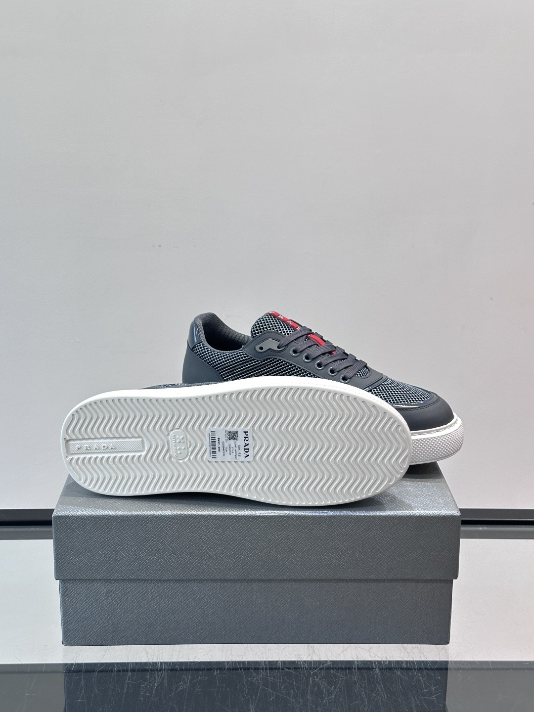 👟Prada男士休闲运动鞋，采用网布+皮革拼接，透气又耐穿！鞋舌和侧面有经典三角Logo，品牌感满满✨。